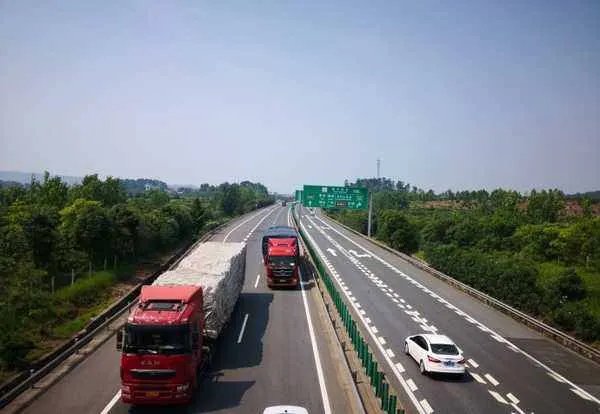 南京一对情侣吵架男子竟把女友丢在高速公路,这一行为有多危险?